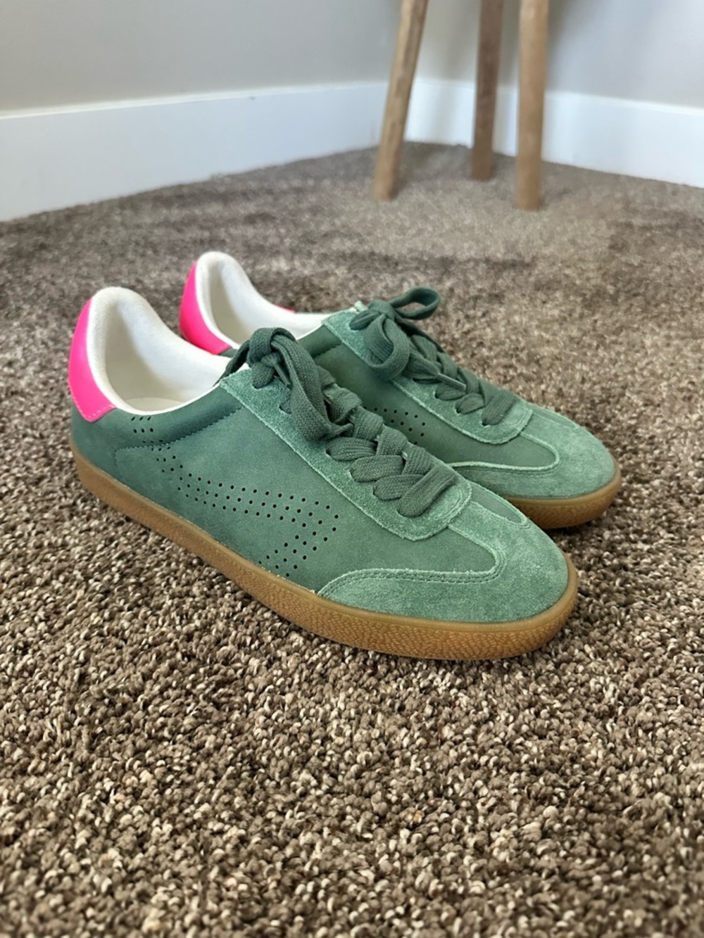 Steve Madden Green Suede Retro Low Top Sneakers Hot Pink Tab Size 6.5 NWOB